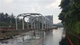 淡海,搭公車被丟包。（圖／取自爆料公社）