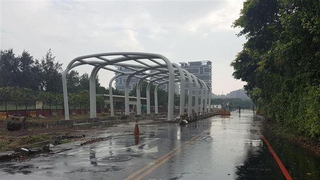 遇封路被半路丟包　司機：下車自己走