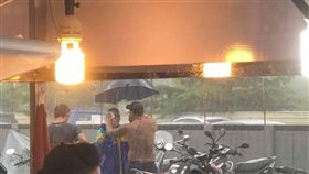 果菜攤,台南,暴雨,暖心,人情味,爆廢公社　圖／翻攝自臉書爆廢公社