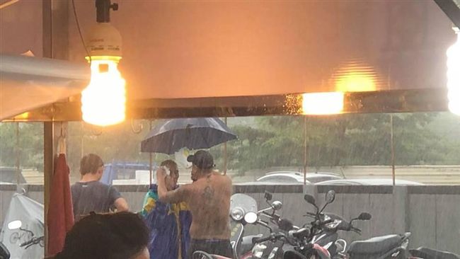 老伯牽車重摔　猛男菜販濕身救援暖炸
