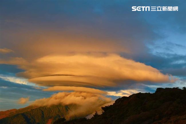 爬山驚見飛碟雲！白雲染晨霞超壯觀