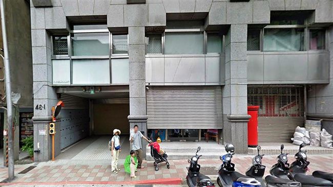 當街持玩具槍狂射　屁孩怒踹大門離去