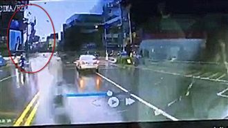 高雄鷹架倒釀2死　驚悚倒塌畫片曝光