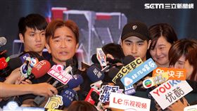 吳宗憲帶著兒子吳睿軒開記者會道歉，譴責吳睿軒愚蠢外還是無奈，要兒子退出影劇圈。（記者邱榮吉/攝影）