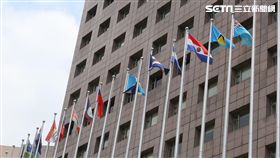 我國與薩爾瓦多斷交（3）外交部21日宣布，中華民國與中美洲邦交國薩爾瓦多斷交，目前中華民國邦交國已降到17個。圖為位在台北市天母地區的使館特區，上午已撤下原本在我國國旗旁的薩爾瓦多國旗。中央社記者鄭傑文攝　107年8月21日