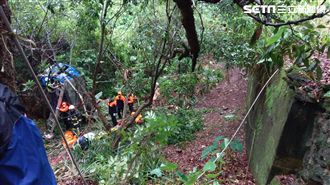 小貨車天雨路滑墜谷　老夫妻傷重雙亡