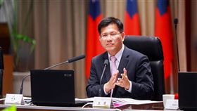 解決停車問題　台中將建構複合式交通運輸台中市區停車位愈來愈難找，市長林佳龍20日在市政會議中表示，市府將建構多元無縫的複合式交通連輸系統，並運用智慧交通來解決台中市的交通及停車問題。中央社記者郝雪卿攝　107年8月20日