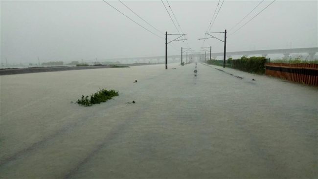 水淹軌面！台鐵後壁=新營東西線不通