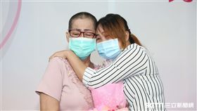 胡女（右）表達對胡媽媽（左）的感謝。（圖／童綜合醫院提供）