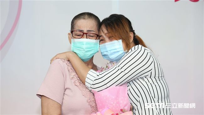 不忍孩受苦洗腎　老母跨海來台摘腎救