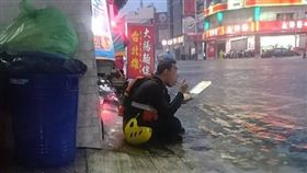 崑山科大附近義警消蹲坐路旁吃便當。（圖／翻攝自台南諸事會社臉書）