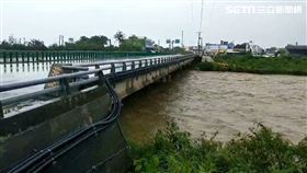 台26線枋山鄉楓港大橋因溪水暴漲達警戒水位，上午8點起執行預警性封閉。（圖／翻攝畫面）