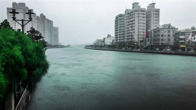 台南知名安平運河溢滿　人行步道遭殃