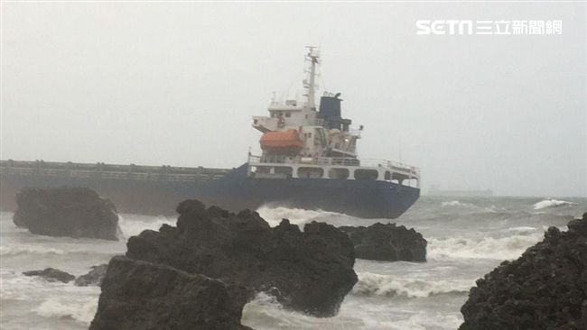 5船擱淺外海狀況差⋯仍有14人待救