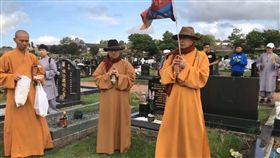 海濤法師在英國紐卡索墓園燒香供佛（擷取自生命電視台 Live直播）