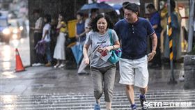 大雨、下雨、雷雨、梅雨、午後雷陣雨、撐傘。 （圖／記者林敬旻攝）