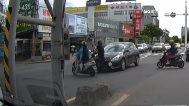 砰！搶快闖紅燈　轎車迎面撞飛騎士