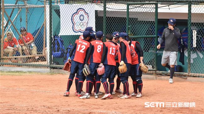 ▲台灣女壘互相鼓勵。（圖／記者王怡翔攝）