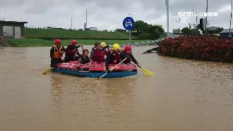 小貨車慘遭滅頂　夫妻及時獲救脫困