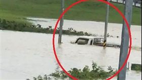 嘉義民雄交流道，出現貨車幾乎「滅頂」行駛水中。（圖／翻攝自爆料公社）