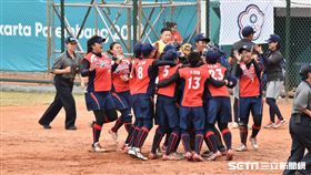 亞運女壘擊敗中國進軍金牌戰。圖／記者王怡翔攝