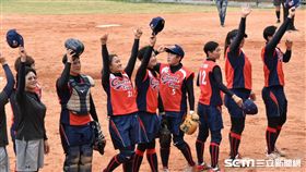 ▲台灣女壘賽後脫帽與觀眾致意。（圖／記者王怡翔攝）