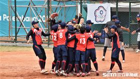 亞運中華女壘擊敗中國，晉級金牌戰。（圖／記者王怡翔攝）