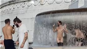 影／白目遊客「噴泉玩水露鳥」　義大利官員氣炸　圖／翻攝推特