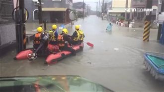 麻豆水淹半樓高！橡皮艇出動疏散百人