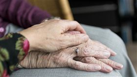 老人家手、老奶奶示意圖／pixabay
