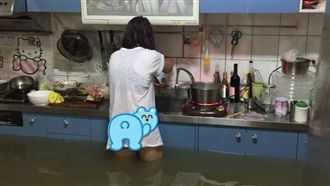 水淹大腿煮飯！爆紅人妻：全為了孩子