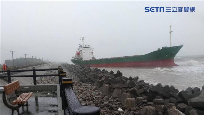 錦華輪擱淺　12名船員全數吊掛上岸