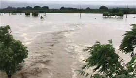 暴雨下不停！嘉義台南交界八掌溪溢堤畫面曝光　圖／翻攝畫面