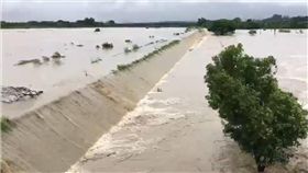 暴雨下不停！嘉義台南交界八掌溪溢堤畫面曝光　圖／翻攝畫面
