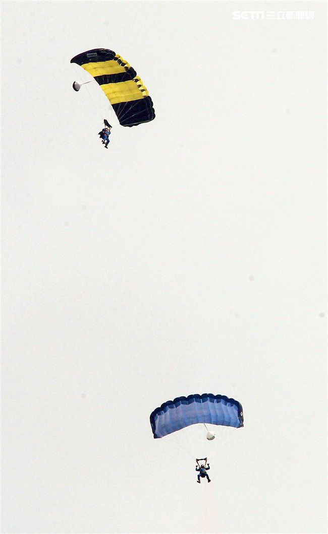 陸軍神龍小組是一支專業的部隊，實施高空特技跳傘表演，展現英姿，完成新傘具汰換4人接力、4人疊傘。（記者邱榮吉/攝影）