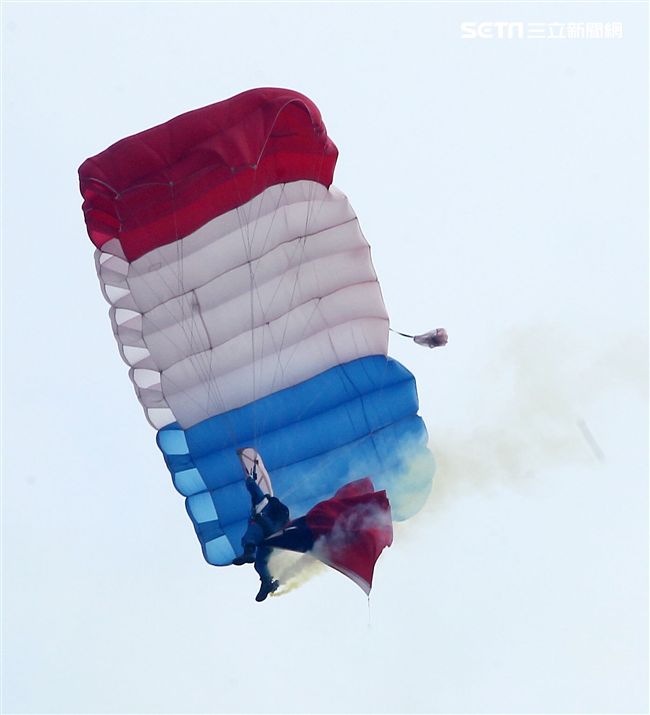 陸軍神龍小組是一支專業的部隊，實施高空特技跳傘表演，展現英姿，完成新傘具汰換4人接力、4人疊傘。（記者邱榮吉/攝影）