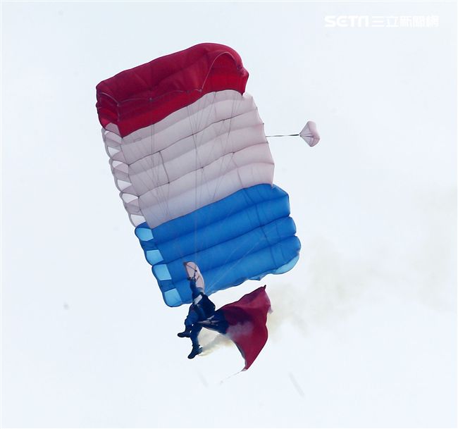 陸軍神龍小組是一支專業的部隊，實施高空特技跳傘表演，展現英姿，完成新傘具汰換4人接力、4人疊傘。（記者邱榮吉/攝影）