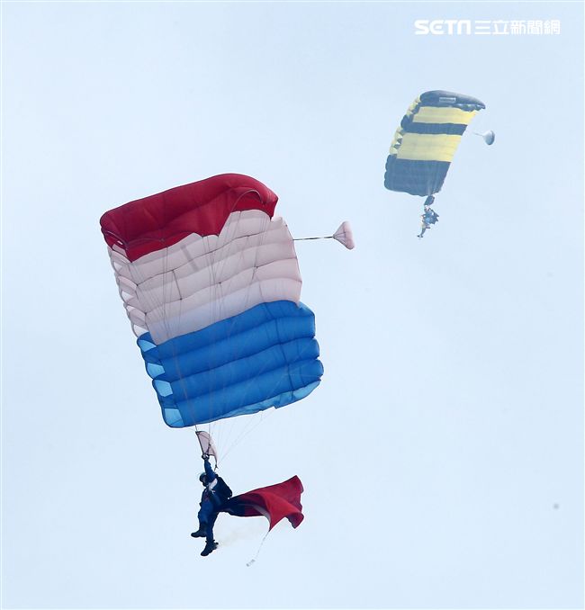 陸軍神龍小組是一支專業的部隊，實施高空特技跳傘表演，展現英姿，完成新傘具汰換4人接力、4人疊傘。（記者邱榮吉/攝影）