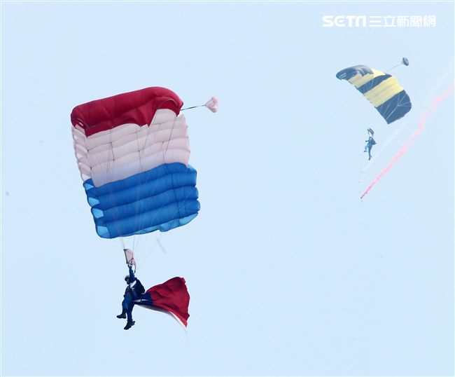 陸軍神龍小組是一支專業的部隊，實施高空特技跳傘表演，展現英姿，完成新傘具汰換4人接力、4人疊傘。（記者邱榮吉/攝影）