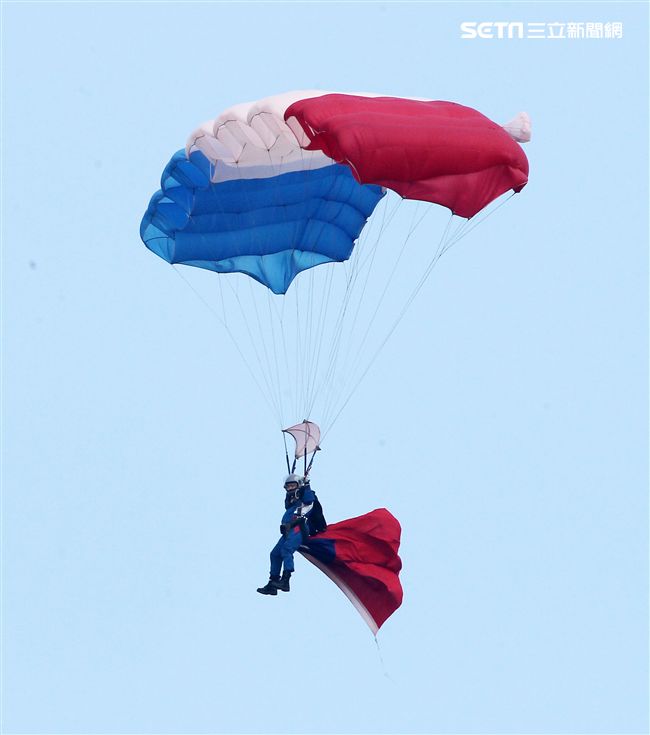 陸軍神龍小組是一支專業的部隊，實施高空特技跳傘表演，展現英姿，完成新傘具汰換4人接力、4人疊傘。（記者邱榮吉/攝影）