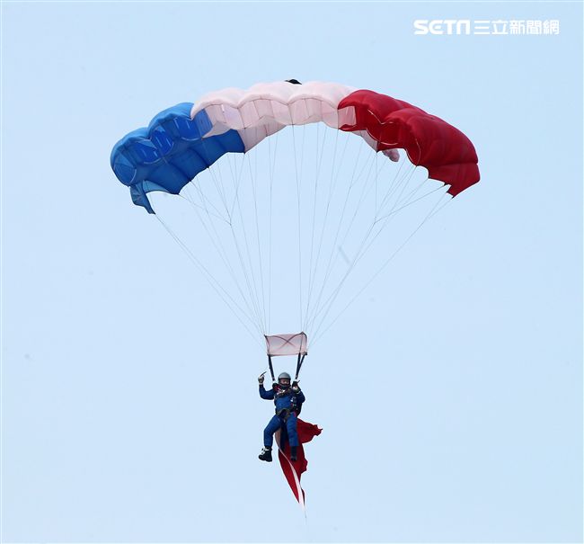 陸軍神龍小組是一支專業的部隊，實施高空特技跳傘表演，展現英姿，完成新傘具汰換4人接力、4人疊傘。（記者邱榮吉/攝影）