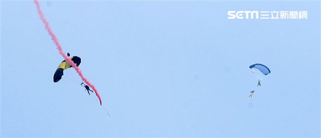 陸軍神龍小組是一支專業的部隊，實施高空特技跳傘表演，展現英姿，完成新傘具汰換4人接力、4人疊傘。（記者邱榮吉/攝影）