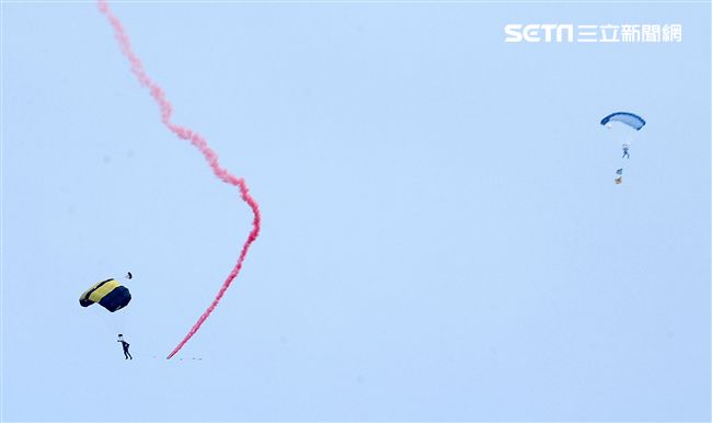 陸軍神龍小組是一支專業的部隊，實施高空特技跳傘表演，展現英姿，完成新傘具汰換4人接力、4人疊傘。（記者邱榮吉/攝影）