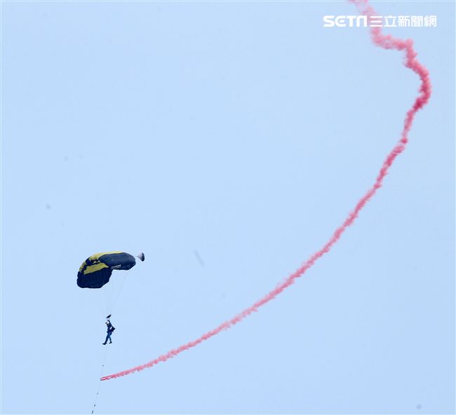 陸軍神龍小組是一支專業的部隊，實施高空特技跳傘表演，展現英姿，完成新傘具汰換4人接力、4人疊傘。（記者邱榮吉/攝影）