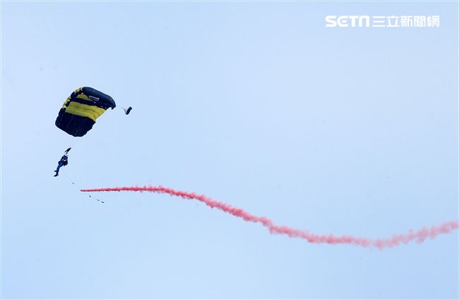 陸軍神龍小組是一支專業的部隊，實施高空特技跳傘表演，展現英姿，完成新傘具汰換4人接力、4人疊傘。（記者邱榮吉/攝影）