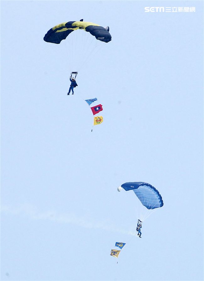 陸軍神龍小組是一支專業的部隊，實施高空特技跳傘表演，展現英姿，完成新傘具汰換4人接力、4人疊傘。（記者邱榮吉/攝影）