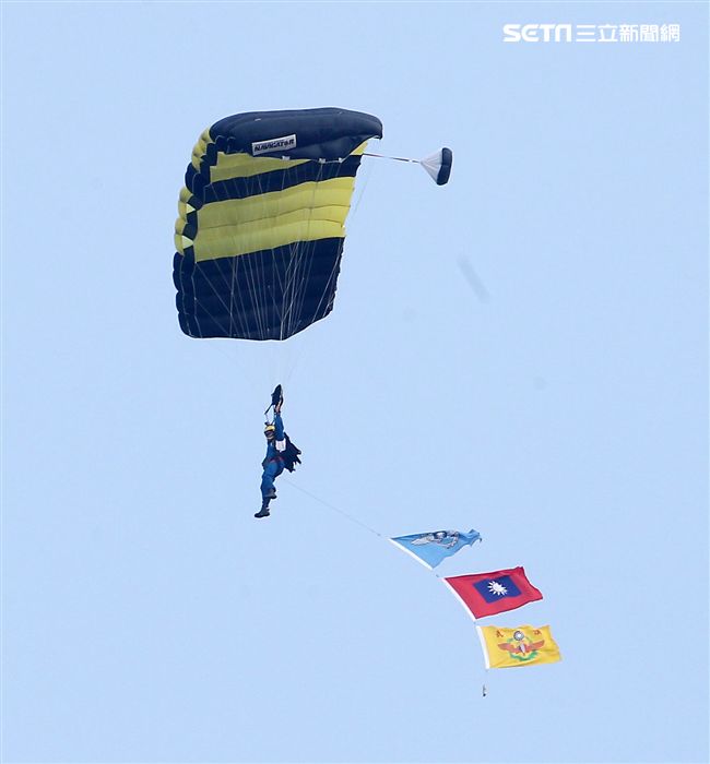 陸軍神龍小組是一支專業的部隊，實施高空特技跳傘表演，展現英姿，完成新傘具汰換4人接力、4人疊傘。（記者邱榮吉/攝影）