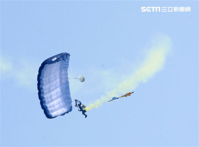陸軍神龍小組是一支專業的部隊，實施高空特技跳傘表演，展現英姿，完成新傘具汰換4人接力、4人疊傘。（記者邱榮吉/攝影）