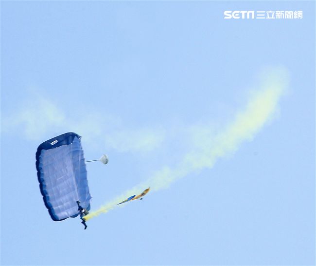 陸軍神龍小組是一支專業的部隊，實施高空特技跳傘表演，展現英姿，完成新傘具汰換4人接力、4人疊傘。（記者邱榮吉/攝影）