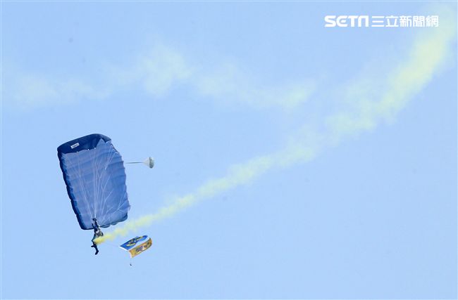 陸軍神龍小組是一支專業的部隊，實施高空特技跳傘表演，展現英姿，完成新傘具汰換4人接力、4人疊傘。（記者邱榮吉/攝影）